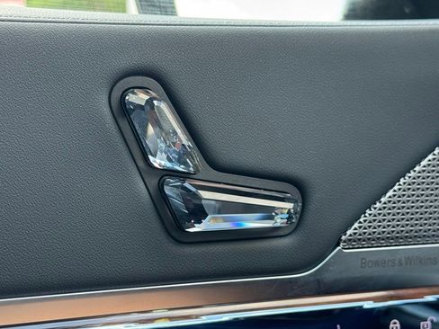 Used 2024 BMW 760i xDrive w/ Premium Package 2 image 32