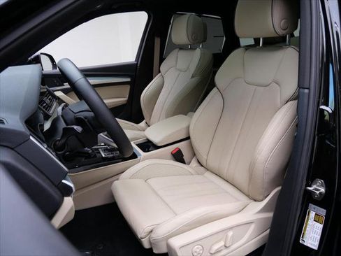 Certified 2025 Audi Q5 2.0T Premium Plus w/ Premium Plus Package AWD/4WD image 13