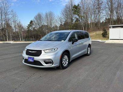 Used 2024 Chrysler Pacifica Touring-L