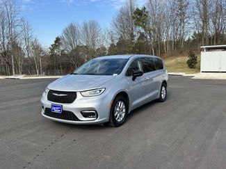 Used 2024 Chrysler Pacifica Touring-L video 3