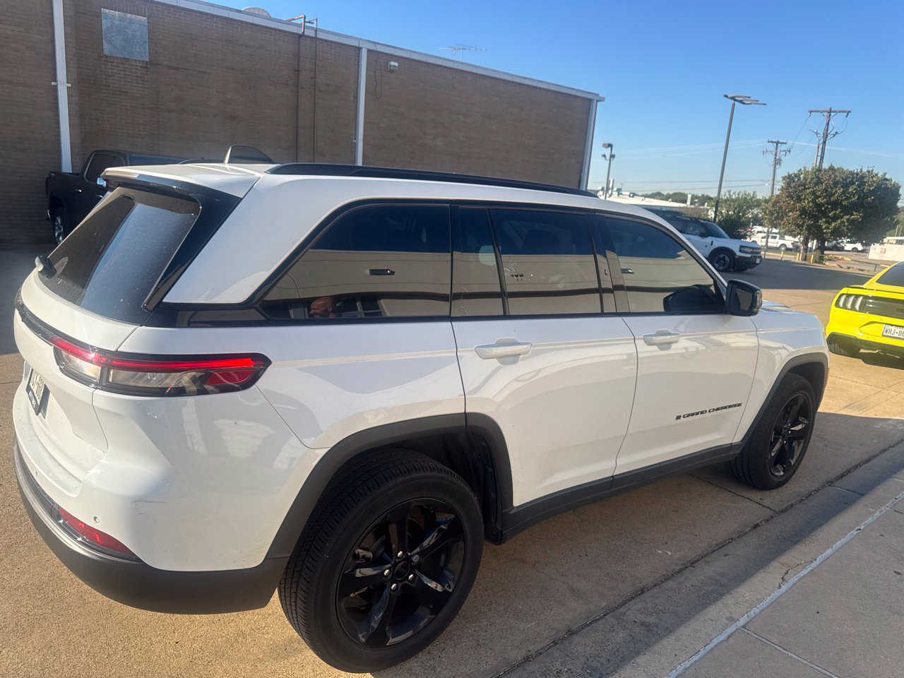 Used 2023 Jeep Grand Cherokee Altitude AWD/4WD image 4