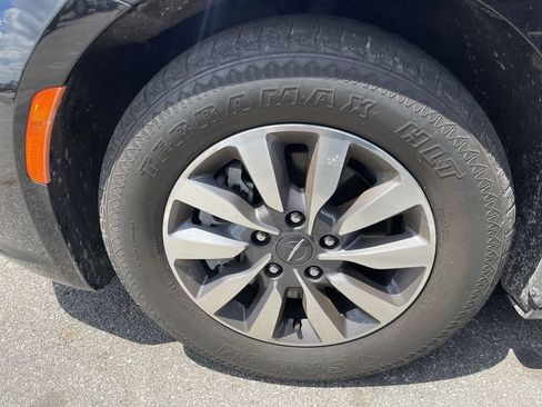 Used 2023 Chrysler Pacifica Touring-L FWD image 2