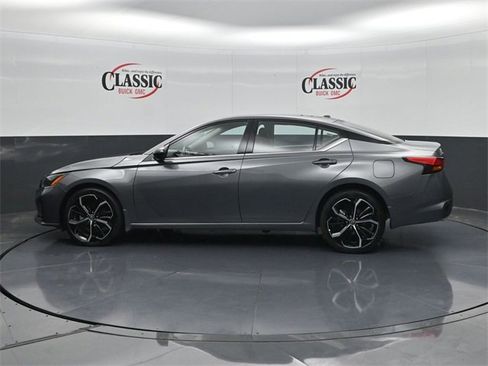 Used 2025 Nissan Altima 2.5 SR image 2