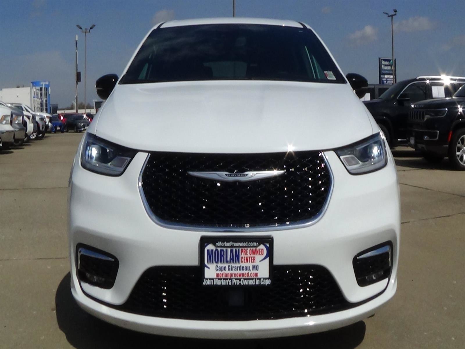 Certified 2025 Chrysler Pacifica Select FWD image 3