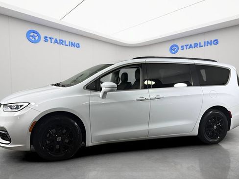 Used 2022 Chrysler Pacifica Touring-L FWD image 3