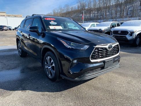 Used 2022 Toyota Highlander XLE image 1