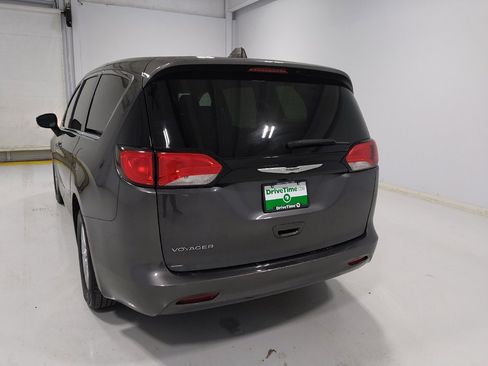 Used 2022 Chrysler Voyager LX image 6