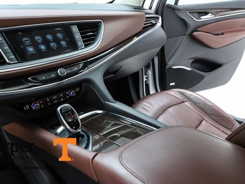 Used 2018 Buick Enclave Avenir w/ Avenir Technology Package AWD/4WD image 23