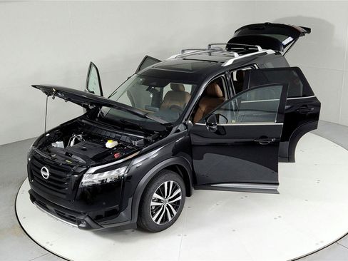 Used 2024 Nissan Pathfinder Platinum w/ Lighting Package (N92) AWD/4WD image 52