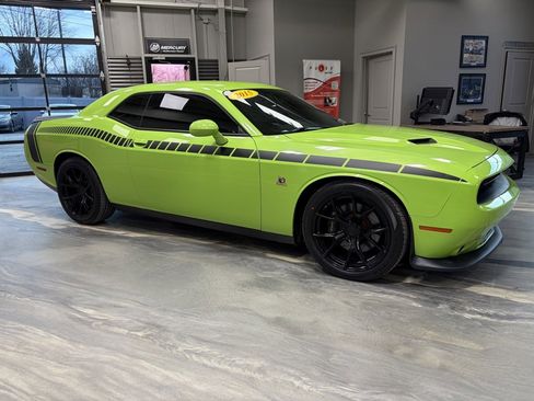 Used 2015 Dodge Challenger R/T Scat Pack w/ Scat Pack Appearance Package image 27