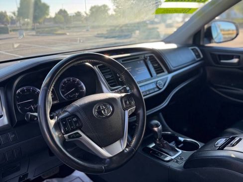 Used 2019 Toyota Highlander SE FWD image 9