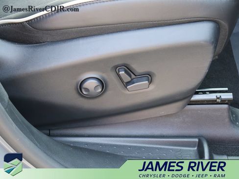 Used 2025 Chrysler Pacifica Limited FWD image 10