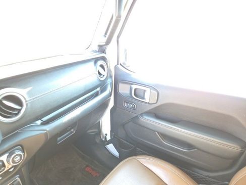 Used 2020 Jeep Gladiator Overland image 16