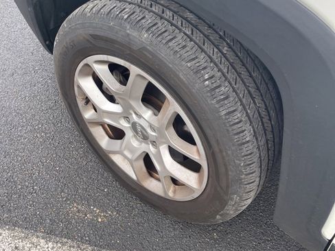 Used 2018 Jeep Renegade Latitude w/ Cold Weather Group image 9