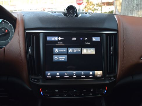 Used 2021 Maserati Levante AWD/4WD image 38