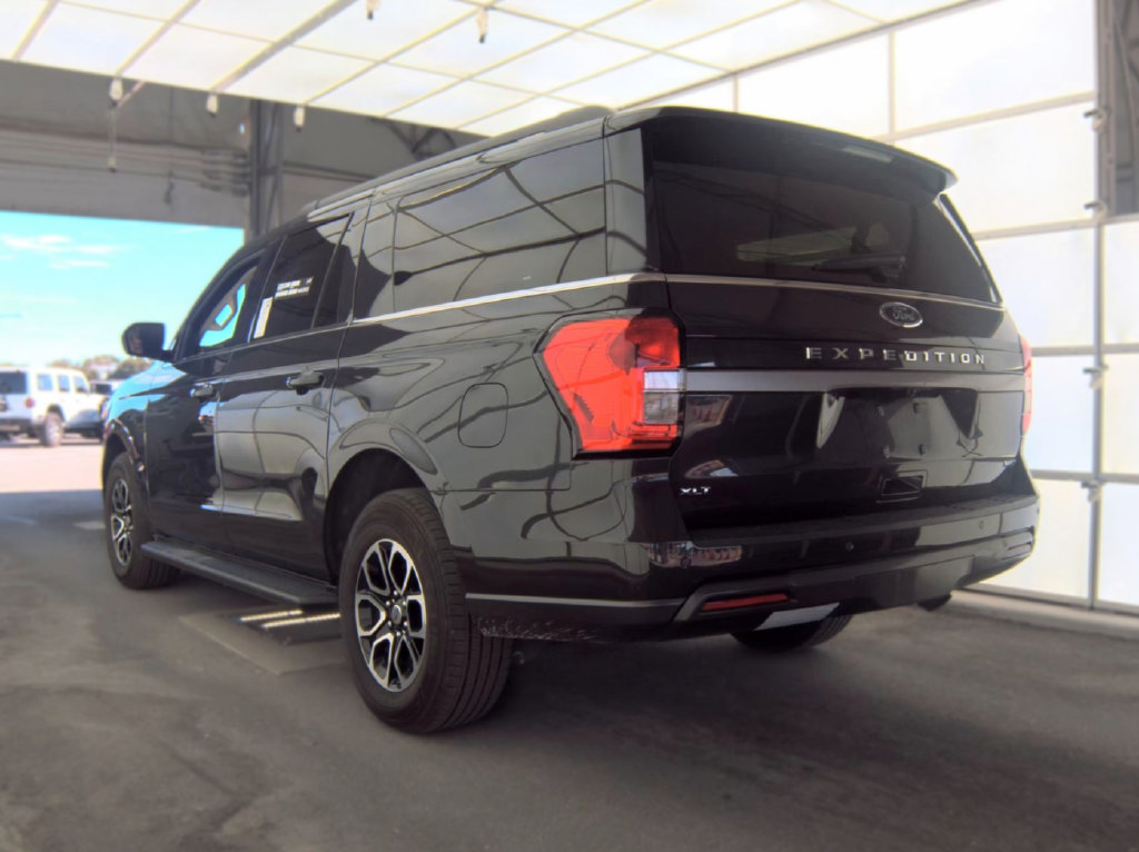 Used 2024 Ford Expedition Max XLT RWD image 3