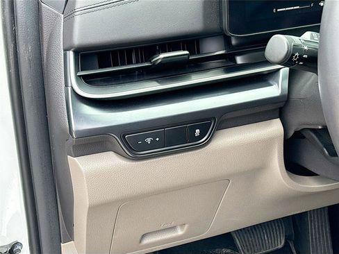 Used 2025 Kia Carnival FWD image 10