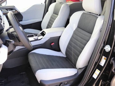 New 2025 Mitsubishi Outlander SE image 4