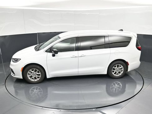 Used 2024 Chrysler Pacifica Touring-L FWD image 50