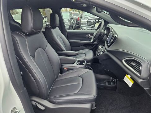 New 2026 Chrysler Pacifica Select image 19