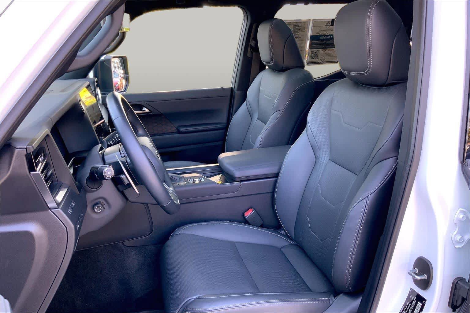 Used 2025 Lexus GX 550 w/ Accessory Package (2T) AWD/4WD image 9