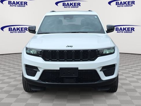Used 2023 Jeep Grand Cherokee Altitude AWD/4WD image 8