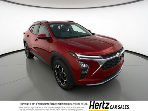 Used 2025 Chevrolet Trax LT image 1