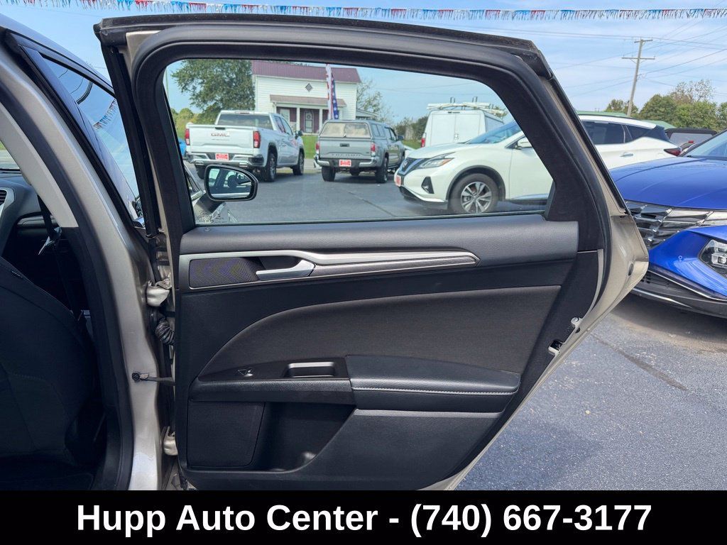 Used 2017 Ford Fusion SE w/ Fusion SE Technology Package FWD image 18