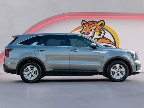 Used 2025 Kia Sorento LX FWD image 4