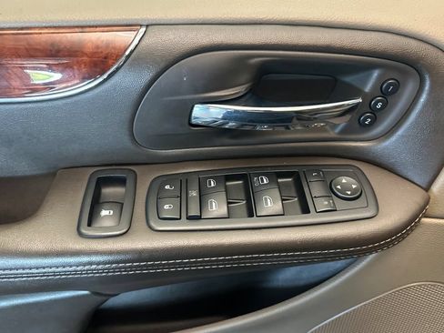 Used 2012 Chrysler Town & Country Limited w/ Luxury Group FWD image 11