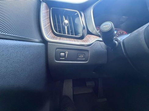 Used 2021 Volvo XC60 T5 Momentum w/ Premium Package FWD image 24