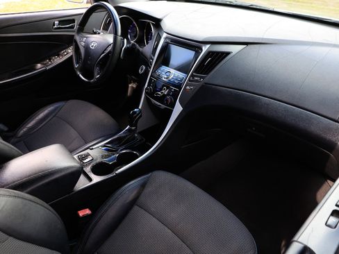 Used 2013 Hyundai Sonata SE w/ Navigation & Sunroof Pkg image 16