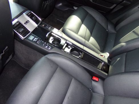 Used 2014 Porsche Panamera S image 16