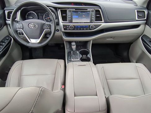 Used 2018 Toyota Highlander XLE AWD/4WD image 21