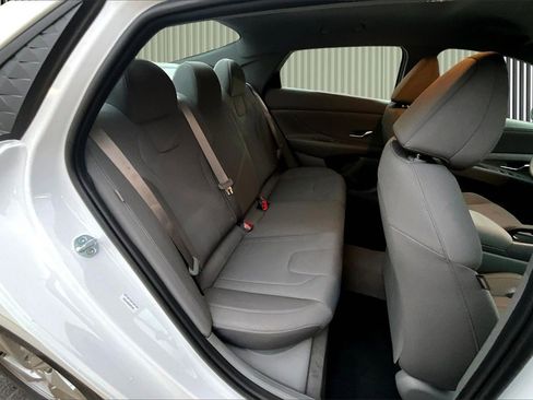 New 2025 Hyundai Elantra SE image 9