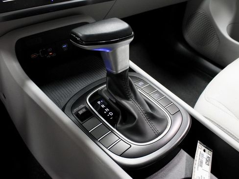 Certified 2025 Hyundai Kona SEL FWD image 35