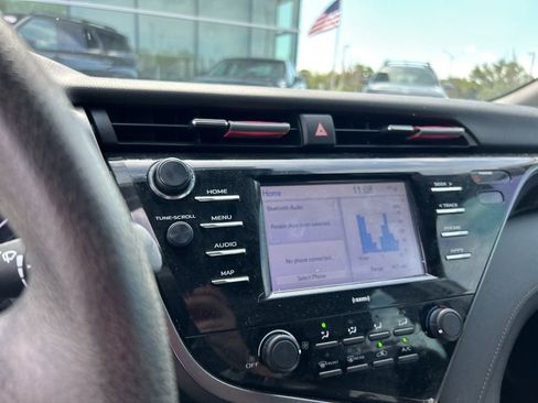 Used 2020 Toyota Camry LE image 7