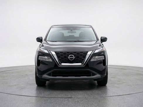 Used 2025 Nissan Rogue SV image 2