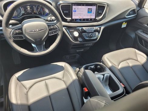 New 2025 Chrysler Pacifica Select image 7