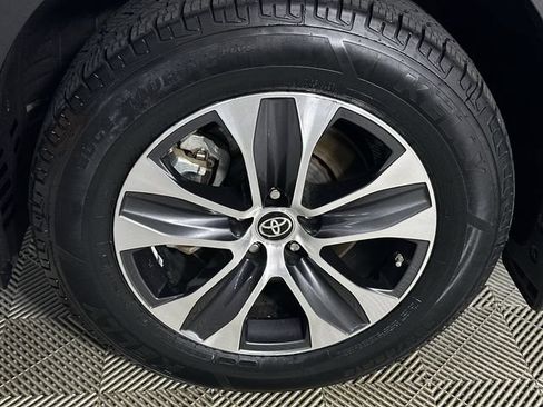 Used 2024 Toyota Highlander XLE AWD/4WD image 34