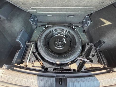 Used 2021 Volkswagen Tiguan SE AWD/4WD image 28