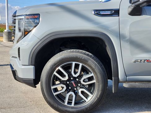 Used 2025 GMC Sierra 1500 AT4 w/ AT4 Premium Package AWD/4WD image 9