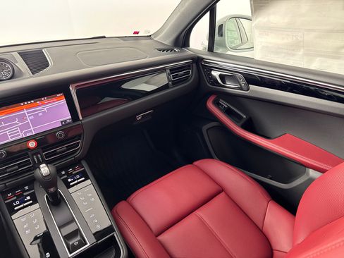 Certified 2026 Porsche Macan image 25