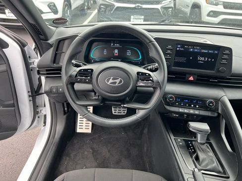 Used 2025 Hyundai Elantra Sport FWD image 15