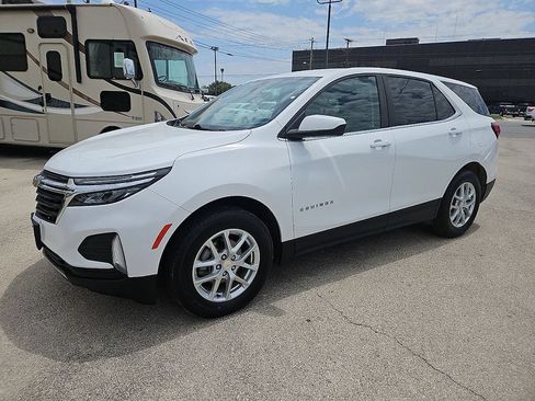 Used 2023 Chevrolet Equinox LT FWD image 2