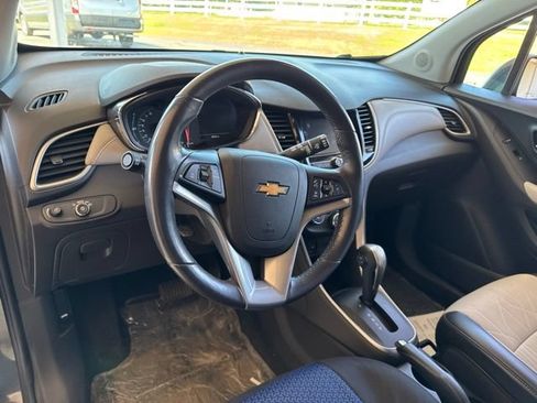 Used 2022 Chevrolet Trax LT w/ LT Convenience Package AWD/4WD image 8