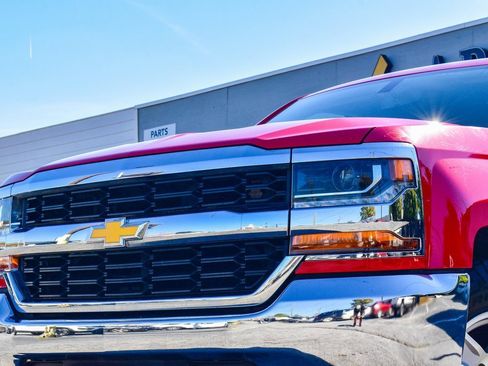 Used 2018 Chevrolet Silverado 1500 LT image 2