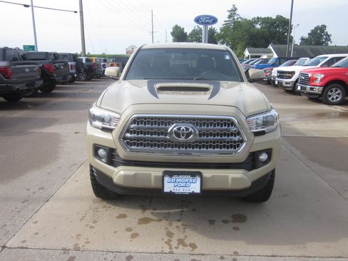 Used 2017 Toyota Tacoma TRD Sport w/ Tow Package (A/T) AWD/4WD image 2