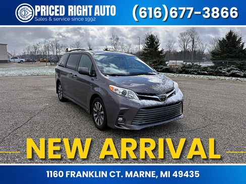 Used 2020 Toyota Sienna XLE w/ Carpet Mat Package image 1