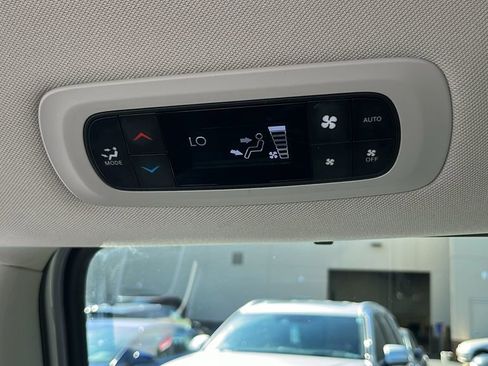 Used 2024 Chrysler Pacifica Touring-L FWD image 34